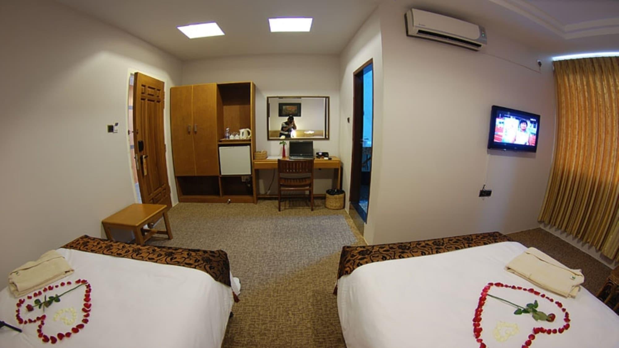 Holiday Hotel Yangon Exteriör bild