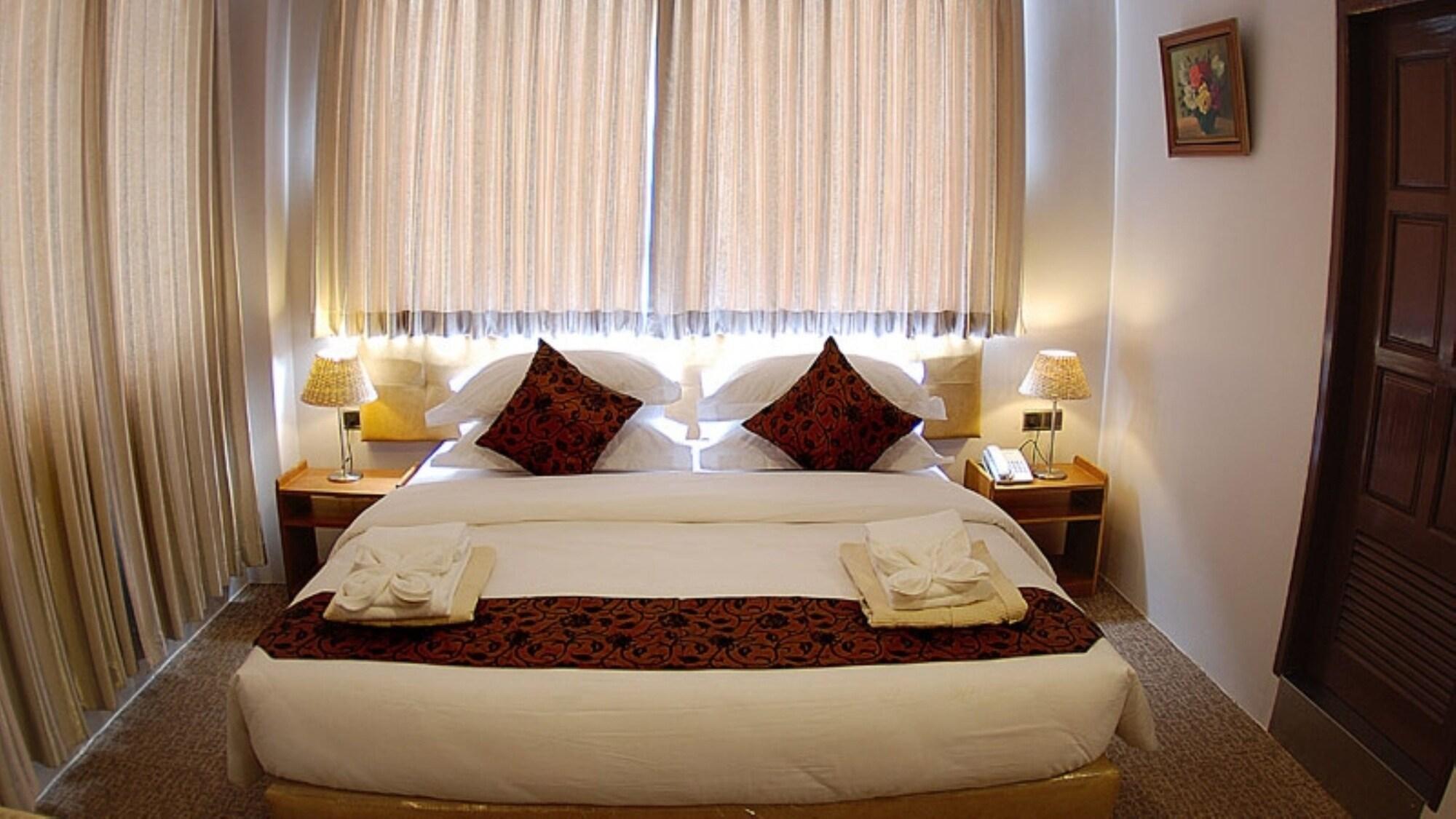 Holiday Hotel Yangon Exteriör bild