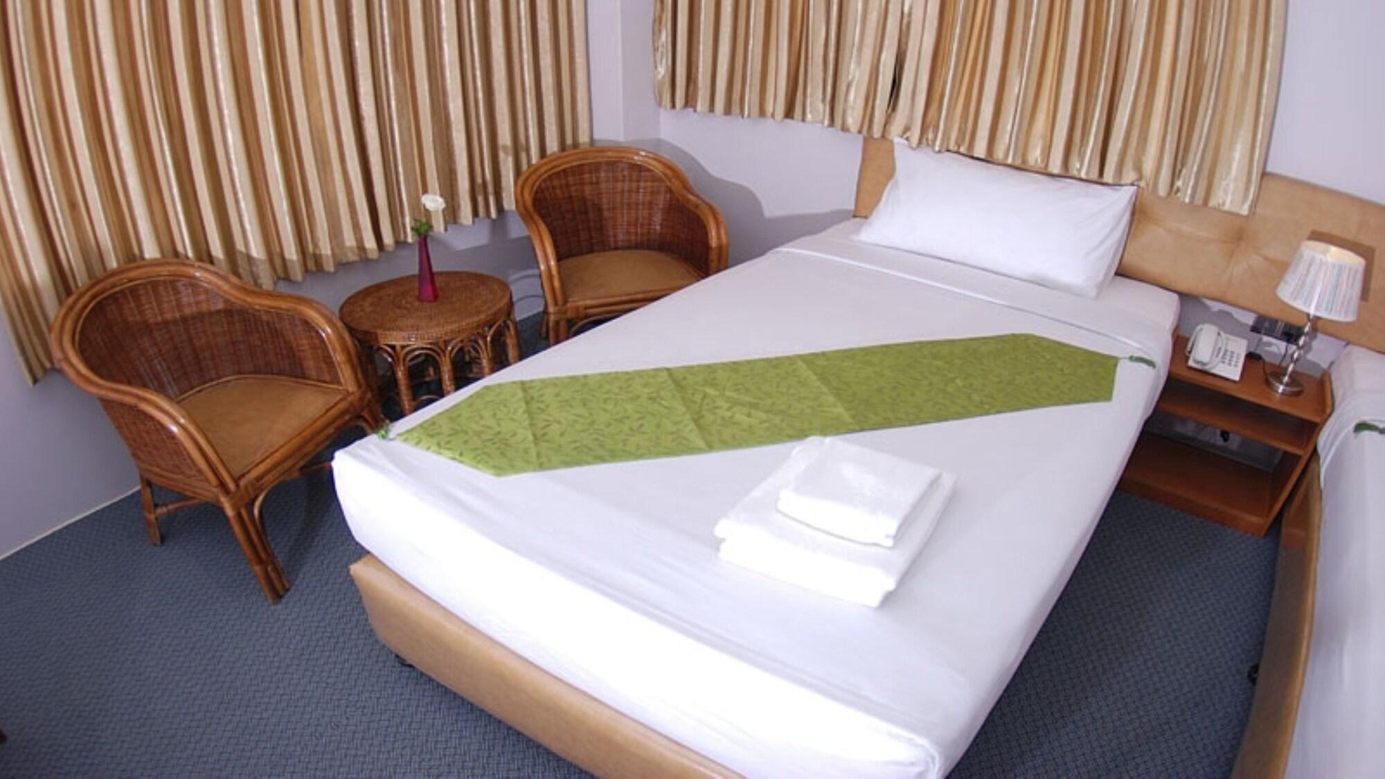 Holiday Hotel Yangon Exteriör bild