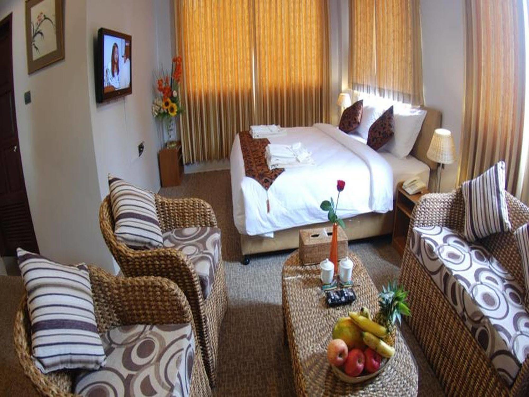 Holiday Hotel Yangon Exteriör bild