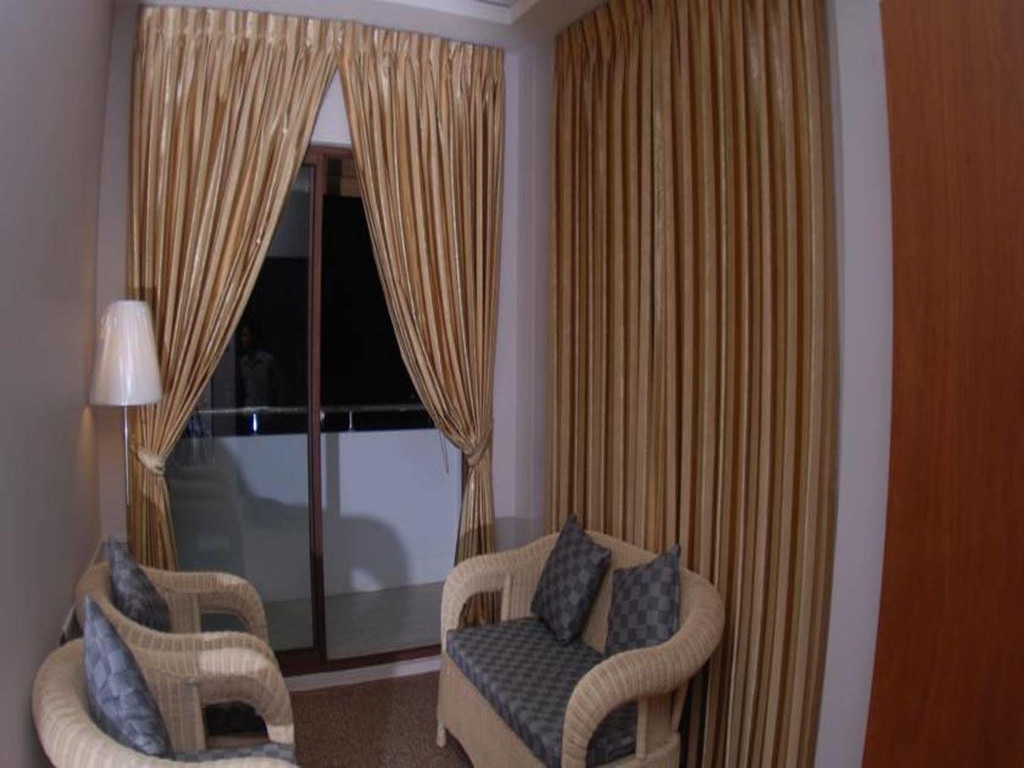 Holiday Hotel Yangon Exteriör bild
